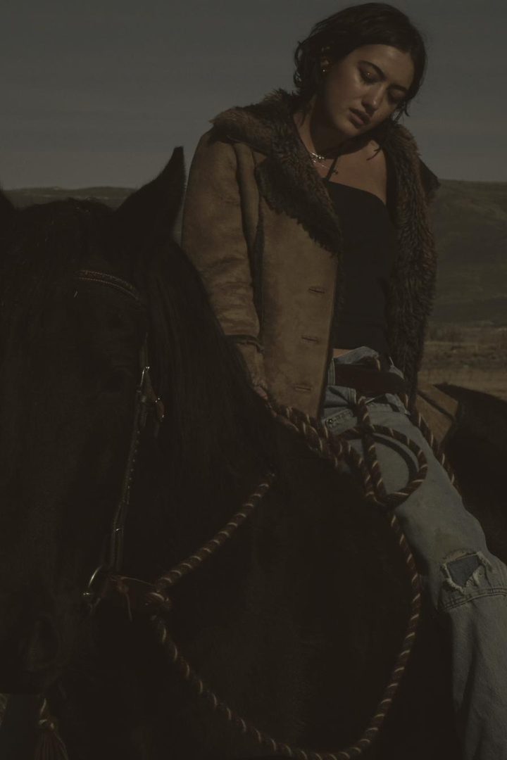 Saemore on horseback